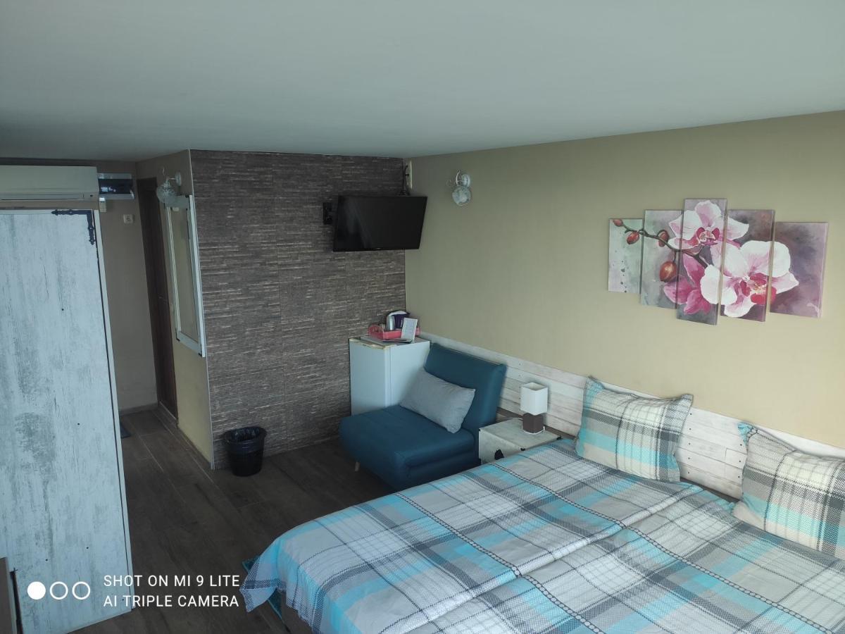 Hemingway Rooms In Happy Beach Varna Esterno foto
