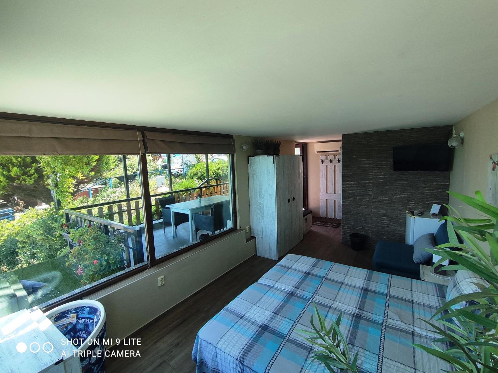 Hemingway Rooms In Happy Beach Varna Esterno foto