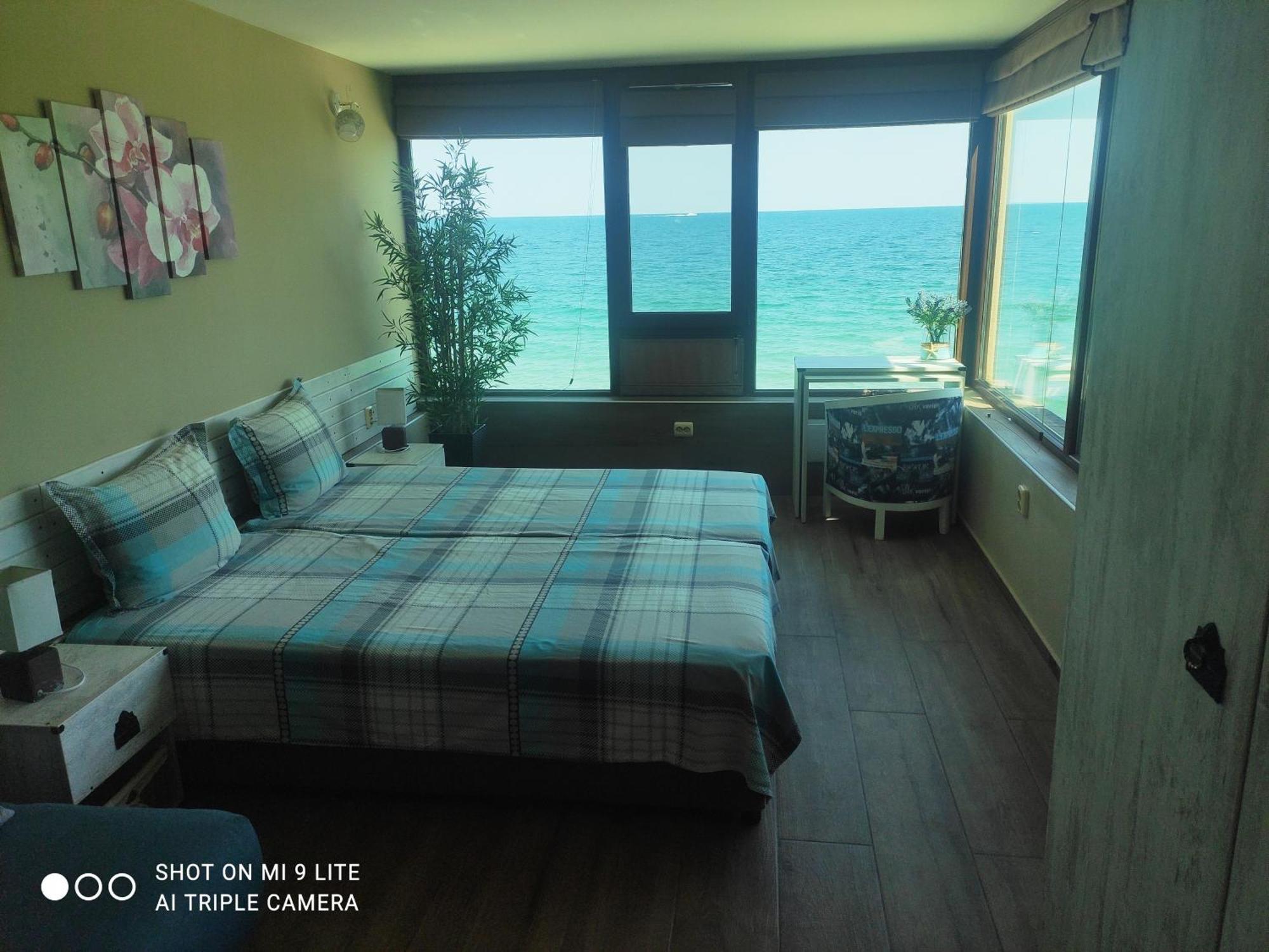 Hemingway Rooms In Happy Beach Varna Esterno foto